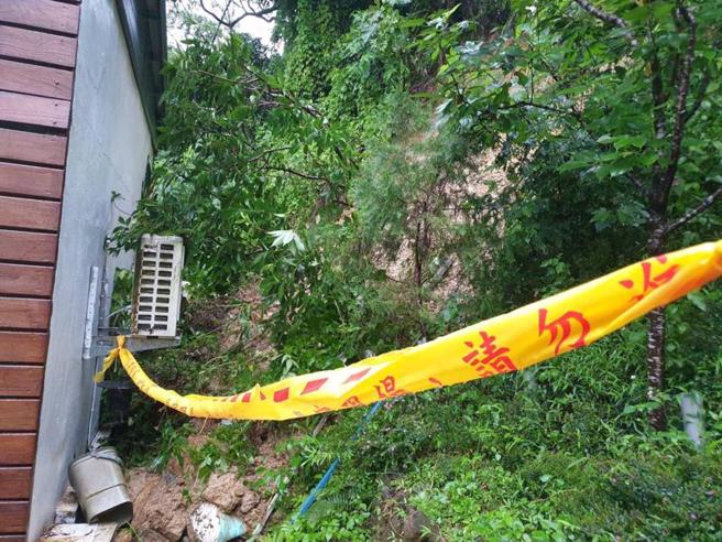 台北市警消26日下午3時許獲報，指文山區興德路66巷內發生土石滑落事件，影響面積約30平方公尺，且緊鄰民宅，所幸未釀傷亡，目前現場已先劃設警戒線。（圖/ 中央社）