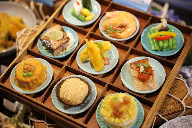 台北晶华酒店因应疫情饭店发展出精致外送餐盒，近期精心推出「九宫格爱海料理餐盒」，将美味与永续兼具的黑潮海鲜直送到府。（台北晶华酒店提供）