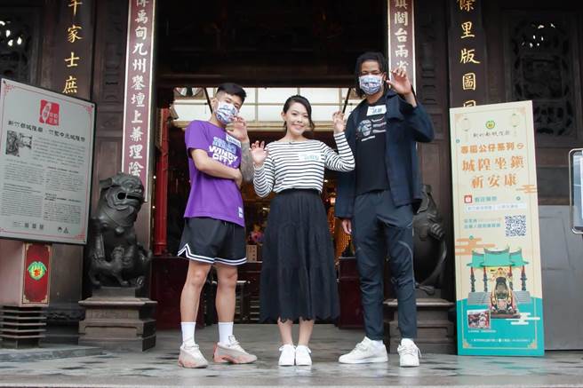 立委高虹安（中）帶領兩名新竹攻城獅籃球隊員到新竹都城隍廟拜拜、包粽子。（民眾黨提供／邱立雅竹市傳真）