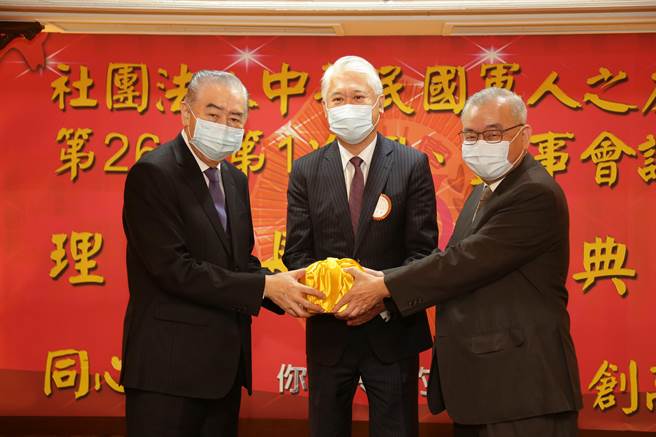 原任李栋梁理事长与新任黄呈琮理事长交接印信。（军闻社提供）
