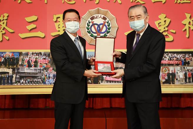 国防部副部长王信龙上将代表国防部长邱国正，颁赠李栋梁理事长纪念品。（军人之友社提供）