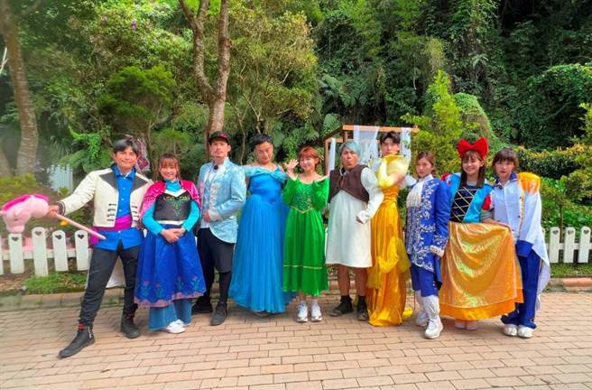 眾星在《飢饿游戏》中扮王子与公主。（中视提供）