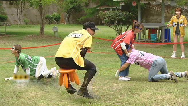 林佑星（右）矇眼玩游戏误闯张文绮胯下。（中视提供）