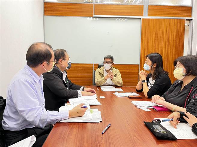 民进党立委杨曜在国会办公室举办协调会，邀卫福部共同讨论。（撷取自杨曜脸书）