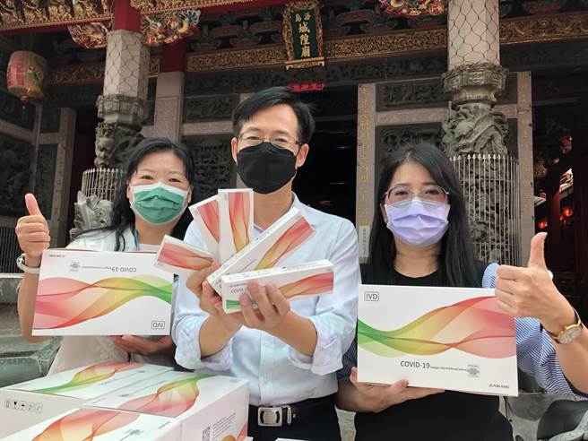 洪志恒今天在浯岛城隍庙口免费发送700份快筛剂，打出「苦民所苦」与乡亲站在一起的温馨策略。（李金生摄）