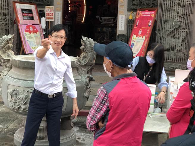 洪志恒客串「洪老师」示范唾液快筛剂使用方法。（李金生摄）