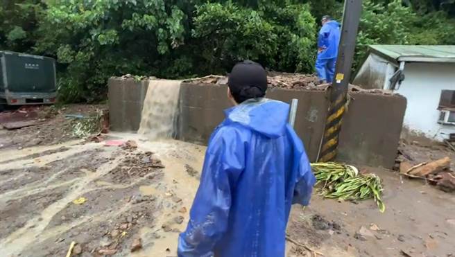 连日豪雨导致宜兰县头城镇滨海路七段发生土石流，水流泥石掩盖路面，低洼地方都是泥泞，无法行走。（民眾提供／吴佩蓉宜兰传真）