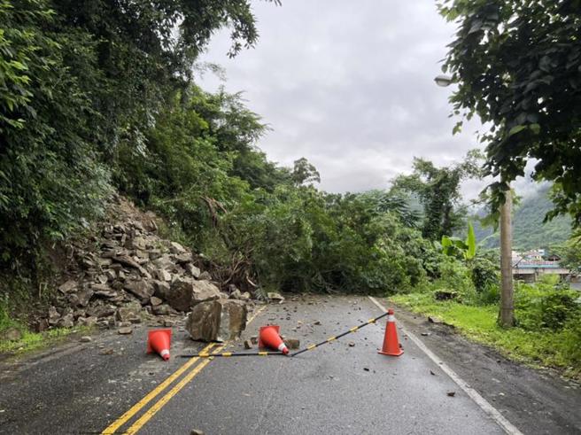  连日降雨，花5线5.5公里处，邻近景美村三栈桥旁山壁26日发生土石崩落，造成道路阻断，乡公所人员在现场设置封锁线、警示灯，协助管制人车通行，民眾需改道通行。（图/ 中央社）