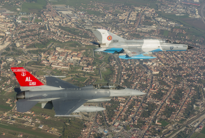 羅馬尼亞宣布讓其MiG-21 LanceR重返第一線。圖為羅馬尼亞MiG-21 LanceR（上）與美軍F-16。（圖／DVIDS）
