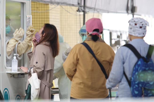 一名男网友去年才感染英国病毒株Alpha，不到一年又莫名感染Omicron病毒株。图为民眾一早到台北市立联合医院忠孝院区做PCR筛检。非新闻当事人。（陈俊吉摄）