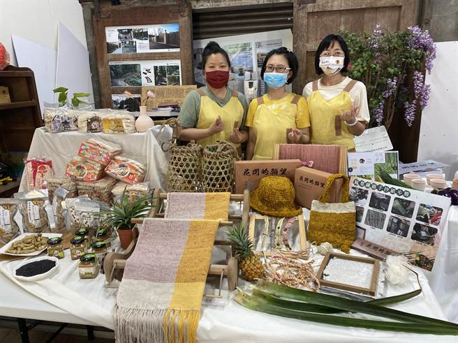 废弃凤梨叶翻转成为美丽织品！许玓维（中）成立「纤女凤梨丝工坊」，今年推出凤梨纤维帽子、表带、提袋等客制化产品。（曹婷婷摄）
