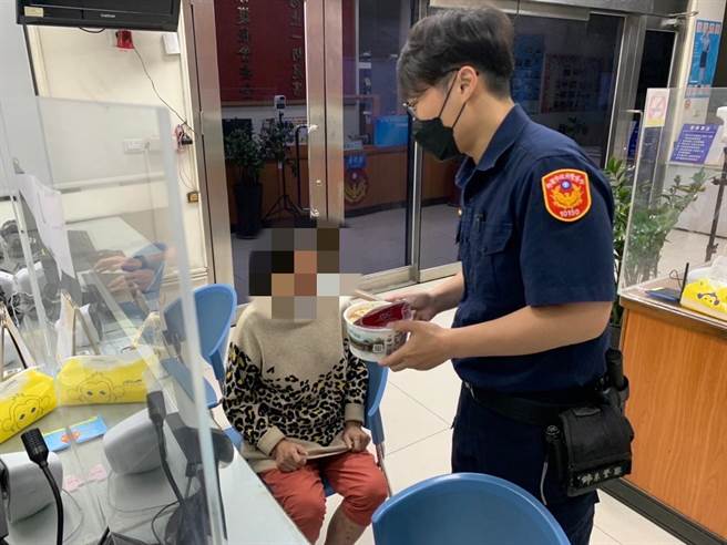 八德分局將失智老婦平安送返家。（八德警分局提供／陳夢茹桃園傳真）