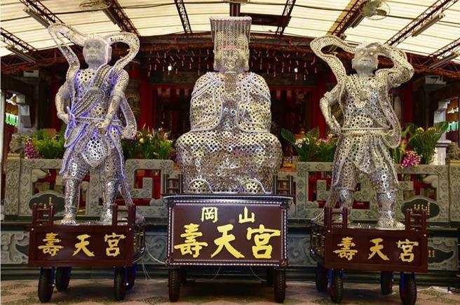  高雄冈山寿天宫庙方呼应在地产业，邀请高雄师范大学指导，歷时6个月，以2万5000个螺丝垫片、1万3000个螺帽打造出全球独一无二的「螺丝妈祖」。（图/ 中央社）
