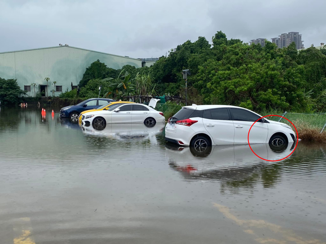 男子拍下新北市泰山区某停车场部分场地淹水，有辆日系车前半段被水淹将近整颗轮胎高。（翻摄自脸书ㄨㄚ是泰山人）