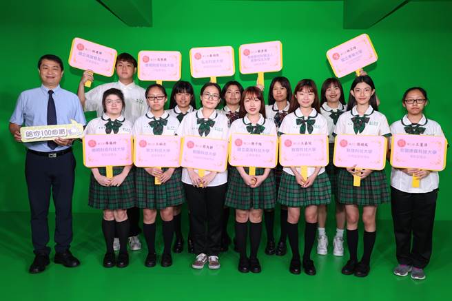 今年度技职繁星推荐放榜，新北市树人家商电子商务科首届学生陈子陵以优异在校成绩，成功录取国立台湾科技大学企业管理系。（树人家商提供）