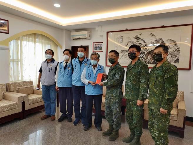 金門縣府致贈金門守備大隊機步營、醫療連、運輸連端節加菜金。（縣府提供）