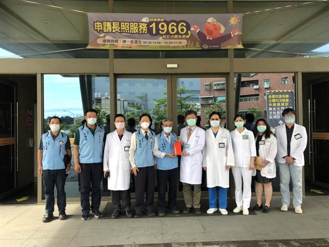 金門縣府致贈金門醫院端節加菜金。（縣府提供）