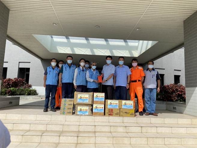 金門縣府致贈第九海巡隊端節加菜金。（縣府提供）