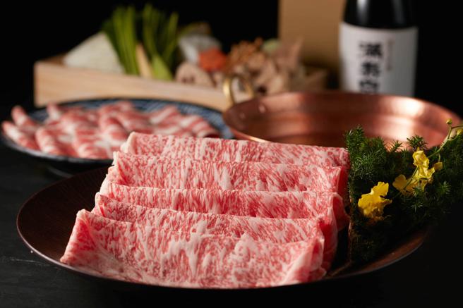 黑毛屋本家「日本A5和牛锅 免运防疫箱」推出4款和牛锅物组合，主打有800g大份量的日本和牛。（乾杯集团提供）