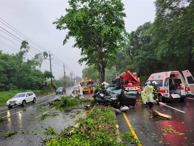 苗栗縣頭份市中華路26日下午發生轎車疑因天雨路滑失控自撞路中分隔島路樹。（讀者提供／謝明俊苗栗傳真）