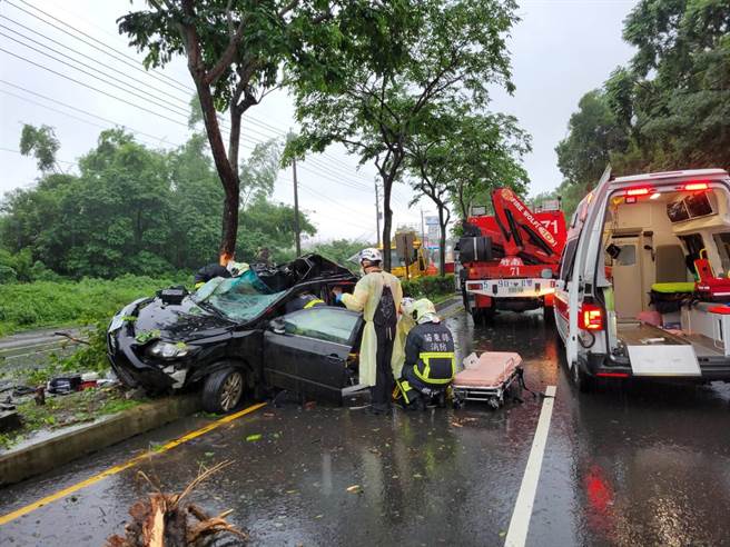 苗栗縣頭份市中華路26日下午發生轎車疑因天雨路滑失控自撞路中分隔島路樹。（讀者提供／謝明俊苗栗傳真）