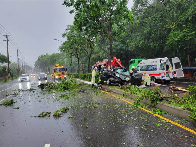 苗栗縣頭份市中華路26日下午發生轎車疑因天雨路滑失控自撞路中分隔島路樹。（讀者提供／謝明俊苗栗傳真）