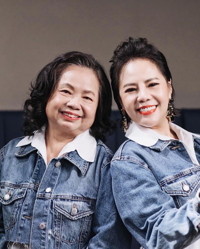 锦雯（右）日前邀来妈妈一同拍摄MV，母女互动逗趣。（纯属娱乐文创提供）