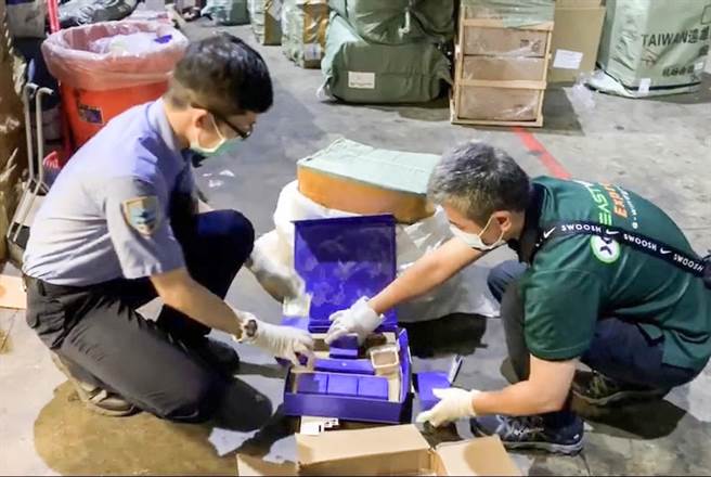 非洲豬瘟疫情仍持續在亞洲地區擴散，威脅日益擴大。航警局特別呼籲國人，不要從豬瘟疫區輸入、郵寄或攜帶家鄉肉品或含肉類加工食品來台，也不要上網購買來路不明的肉製品，以免誤觸法律，大家共同維護國人健康及國家安全。圖為查緝豬瘟疫區肉品作為。（航警局提供）