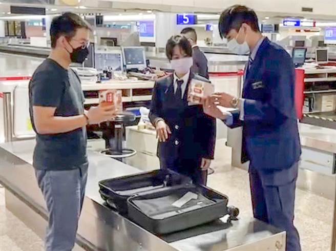 非洲豬瘟疫情仍持續在亞洲地區擴散，威脅日益擴大。航警局特別呼籲國人，不要從豬瘟疫區輸入、郵寄或攜帶家鄉肉品或含肉類加工食品來台，也不要上網購買來路不明的肉製品，以免誤觸法律，大家共同維護國人健康及國家安全。圖為查緝豬瘟疫區肉品作為。（航警局提供）