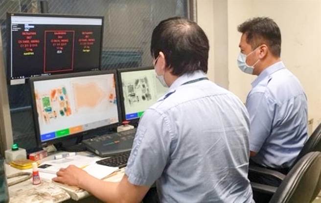 非洲豬瘟疫情仍持續在亞洲地區擴散，威脅日益擴大。航警局特別呼籲國人，不要從豬瘟疫區輸入、郵寄或攜帶家鄉肉品或含肉類加工食品來台，也不要上網購買來路不明的肉製品，以免誤觸法律，大家共同維護國人健康及國家安全。圖為查緝豬瘟疫區肉品作為。（航警局提供）