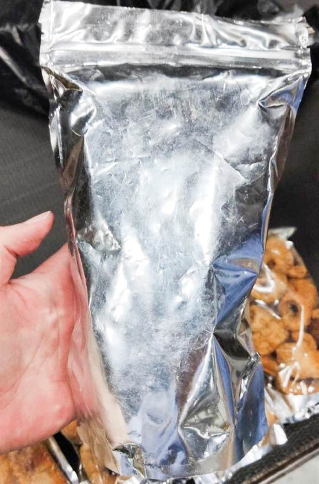 非洲豬瘟疫情仍持續在亞洲地區擴散，威脅日益擴大。航警局特別呼籲國人，不要從豬瘟疫區輸入、郵寄或攜帶家鄉肉品或含肉類加工食品來台，也不要上網購買來路不明的肉製品，以免誤觸法律，大家共同維護國人健康及國家安全。圖為查獲的違規肉品。（航警局提供）