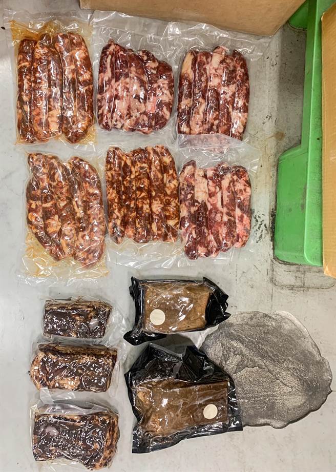 非洲豬瘟疫情仍持續在亞洲地區擴散，威脅日益擴大。航警局特別呼籲國人，不要從豬瘟疫區輸入、郵寄或攜帶家鄉肉品或含肉類加工食品來台，也不要上網購買來路不明的肉製品，以免誤觸法律，大家共同維護國人健康及國家安全。圖為查獲的違規肉品。（航警局提供）