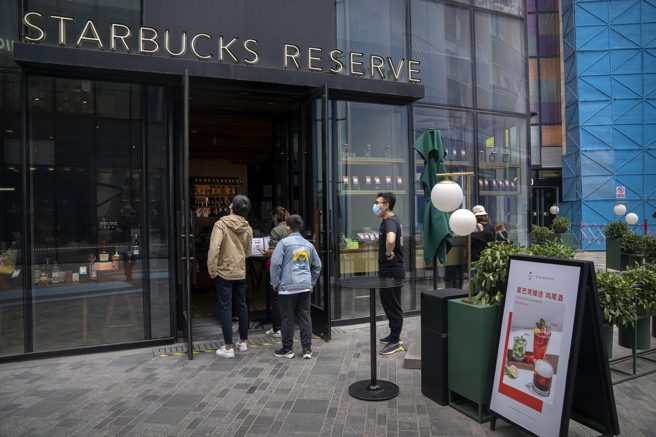 疫情封控措施让中国大陆消费者无法外出消费，另一方面则是整体经济疲软迫使他们必须更加精打细算。图为北京的星巴克。（图／美联社）