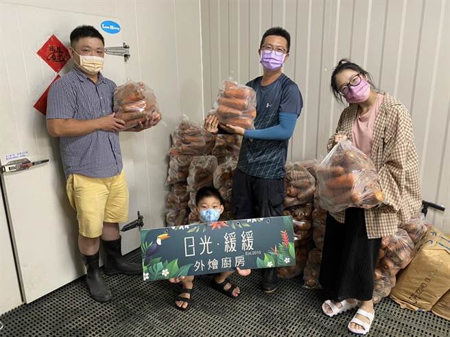 台南日光緩緩早午餐店發揮愛心，向農友李承昌採購因停課致無法銷售給團膳公司的紅蘿蔔，並送給弱勢團體。（李承昌提供／張毓翎台南傳真）