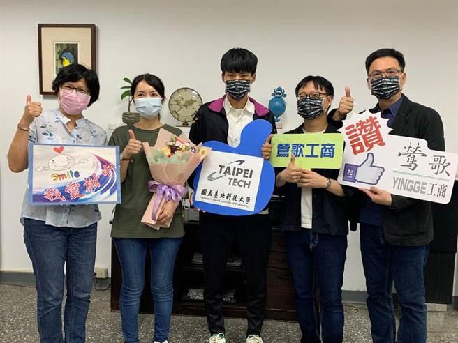 繁星计画近期放榜，新北市立莺歌工商有7名学生录取公私立科大，其中学生张日新、黄梓恩分别录取国立台湾科技大学和国立台北科技大学电子工程系。（莺歌工商提供）