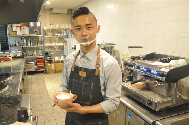 桃园市永平工商观光科三年级林晏均，从昔日的叛逆学生蜕变成全国咖啡拉花冠军。（永平工商提供／蔡明亘桃园传真）