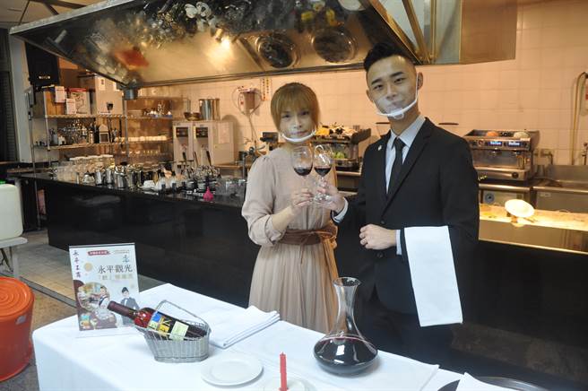 永平工商教师张嘉云（左）细心指导林晏均（右），让林拥有学习热忱。（永平工商提供／蔡明亘桃园传真）