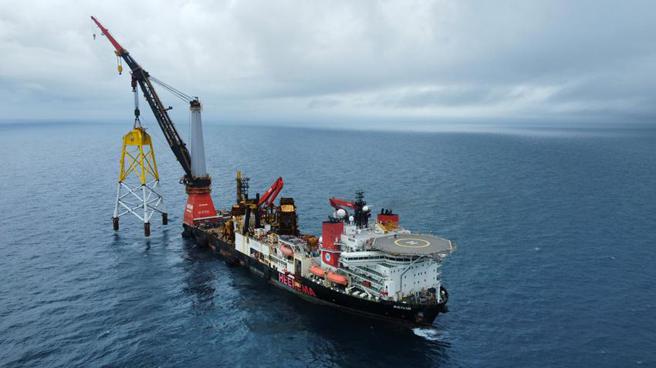 （沃旭能源大彰化東南及西南第一階段離岸風場水下基礎，由本地船舶及Aegir水下基礎安裝船進行。圖／沃旭提供）