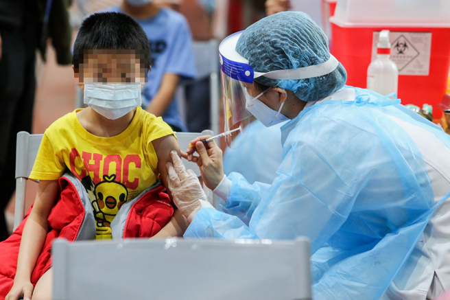 爸妈听闻儿子打完疫苗狂喊不舒服，突听到儿子说「给我1支冰就好」，妈妈变脸了。图非当事人仅供示意。（资料照/陈麒全摄）