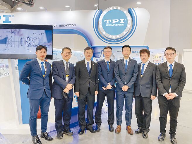 东培总经理陈文杰（左三）、副总经理江长冠（左二）及团队合影。图／李水莲