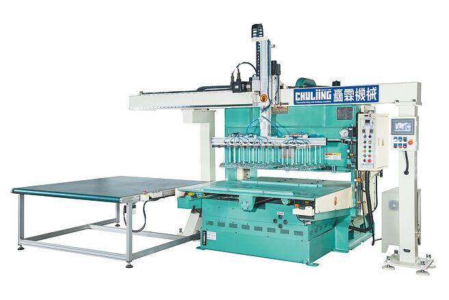 矗霖CSS-806-R裁断成品自动取出机械手（设备）用途广泛，可连续自动取出由裁断机裁切完成后，表面平整的成品，如泡壳，其成品井然有序的自动排列至自动输送带上，以便包装。图／矗霖机械提供