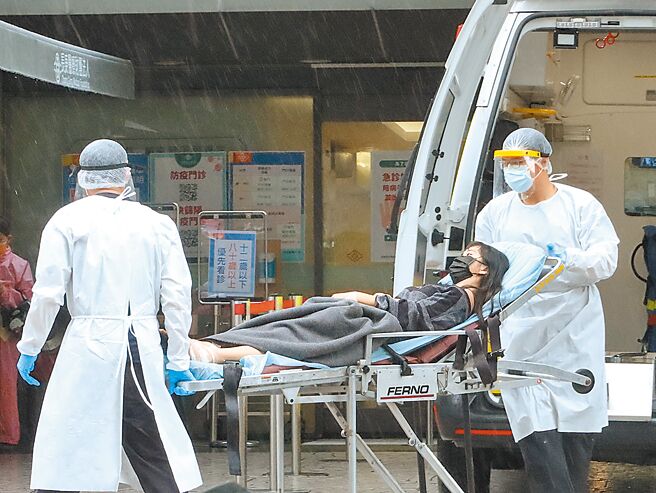 新冠快筛阳性视同确诊措施，26日起全民适用，中央流行疫情指挥中心与医院正在最后确认人力执行细节，实施后可加速口服抗病毒药物开立。图为救护车将病患送入急诊处。（粘耿豪摄）