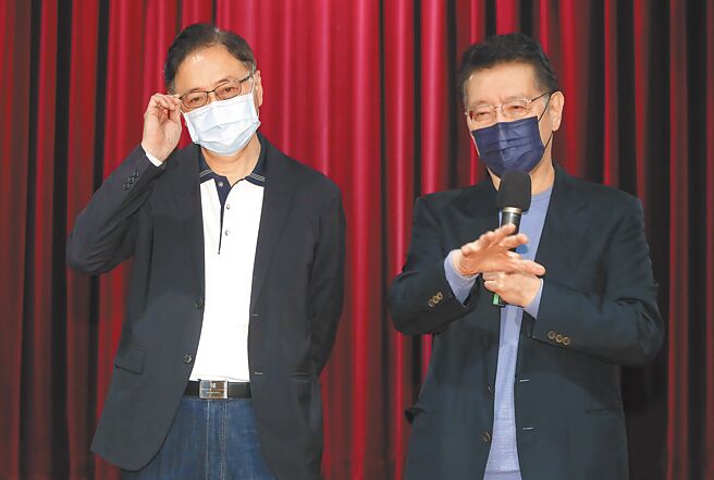 国民党提名参选桃园市长的前行政院长张善政（左），25日前往拜会赵少康（右），两人在会面后出面回应媒体问题。（郑任南摄）