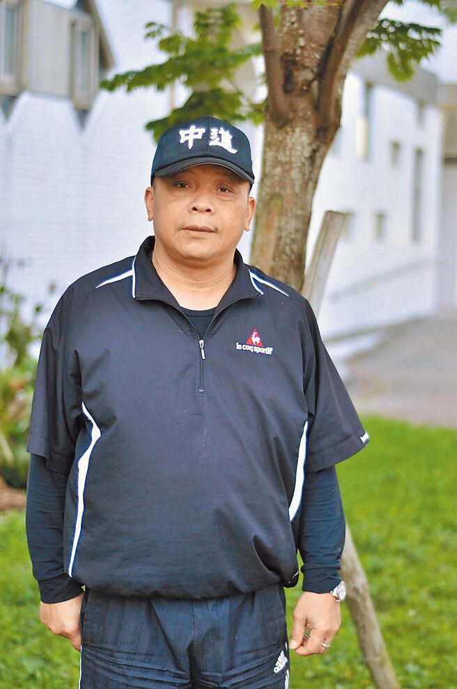 1998年台东县南王国小少棒队夺冠抛帽照，被印在新台币500元纸钞上。陆永茂时任总教练。（中道中学提供／李忠一宜兰传真）