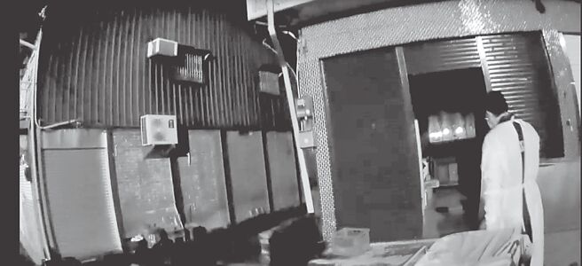 嘉义县水上乡南和村一处民宅24日发生88岁江曾姓阿嬷疑遭外孙施暴后重伤致死案，救护人员到场将阿嬷送医急救。（嘉义县消防局提供／张亦惠嘉县传真）