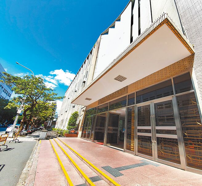 2008年时任署立新竹医院内科主任及放射科主任的温斯企、李孟儒医师，被控在医院採购案中收厂商贿款，台湾高等法院（如图）更二审认定无法认定有贪污对价关系，逆转改判无罪确定。（本报资料照片）