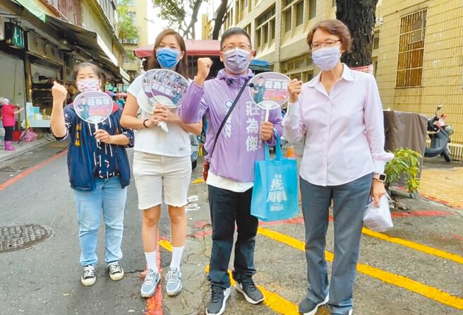 国民党高市左楠区议员初选26日展开民调，善于陆战的庄为杰（右二）25日则与前立委黄昭顺（右）、台北市议员锺沛君（左二）到左营果贸社区吃早点、拜票。（庄为杰提供／柯宗纬高雄传真）