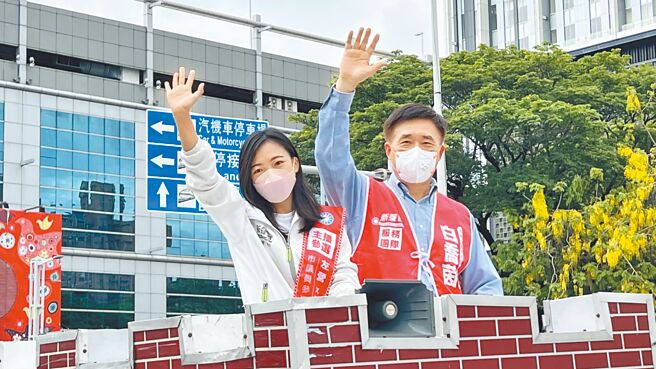 国民党高市左楠区议员初选26日展开民调，参选人白乔茵（左）25日力邀前台北市长郝龙斌（右）辅选。（柯宗纬摄）