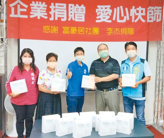 国民党高市左楠区议员初选26日展开民调，参选人媒体人侯亚寧（右）则主打防疫议题，媒合企业资源，成立「企业捐赠爱心快筛平台」。（侯亚寧提供／柯宗纬高雄传真）