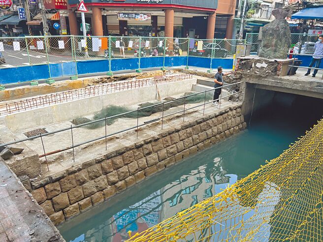 基隆市忠三桥去年底改建，发现疑似已有百年的河岸壁驳坎重见天日。（陈彩玲摄）